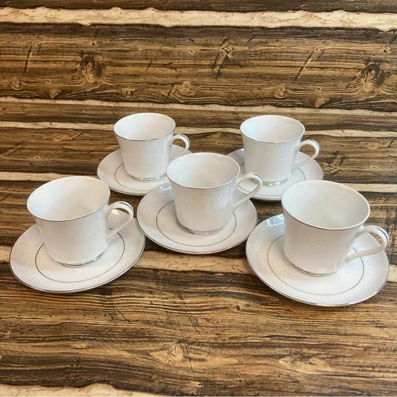 Vintage Crown Victoria Lovelace set of 5 tea cups - Picture 1 of 12